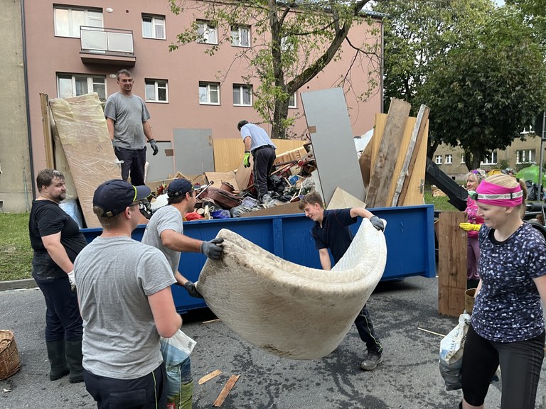 HLEDÁME DOBROVOLNÍKY NA VÍKENDOVÝ ÚKLID PO POVODNÍCH 