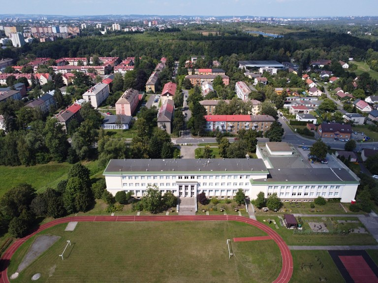 HŘIŠTĚ PRO VEŘEJNOST U ZÁKLADNÍ ŠKOLY A ZA DOMEM NA UL. ŠROBÁROVA 22 JSOU OPĚT OTEVŘENÁ