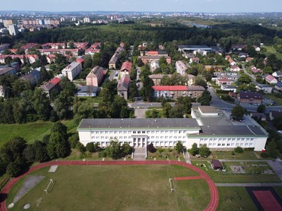 HŘIŠTĚ PRO VEŘEJNOST U ZÁKLADNÍ ŠKOLY A ZA DOMEM NA UL. ŠROBÁROVA 22 JSOU OPĚT OTEVŘENÁ