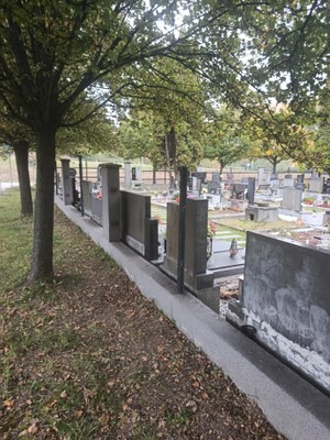 MÍSTNÍ HŘBITOV V HRABOVÉ SE DOČKÁ OPRAVY: ZAČALA REKONSTRUKCE HAVARIJNÍHO STAVU OPLOCENÍ