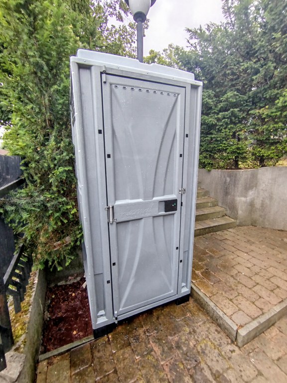 Nová mobilní toaleta na hřbitově