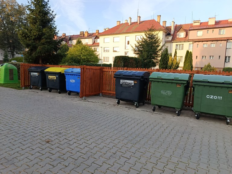 NOVÁ STÁNÍ PRO POPELNICE NA ŠÍDLOVCI A V ULICI JESTŘÁBSKÉHO 