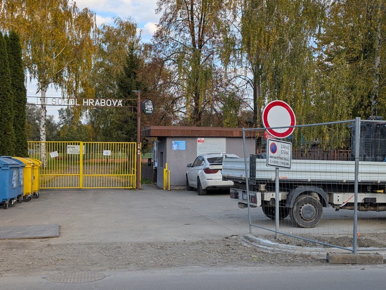 Uzavírka parkovací plochy před TJ Sokol 