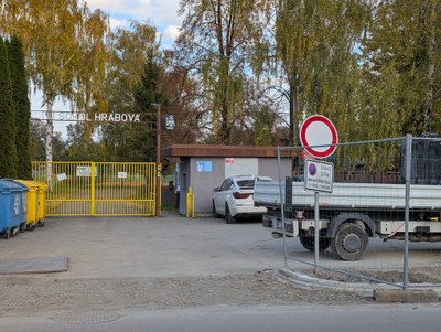 Uzavírka parkovací plochy před TJ Sokol 