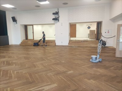 V KULTURNÍM DOMĚ RENOVUJEME DŘEVĚNÉ PARKETY 