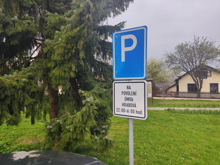 Změna režimu parkování u budovy úřadu a mateřské školy